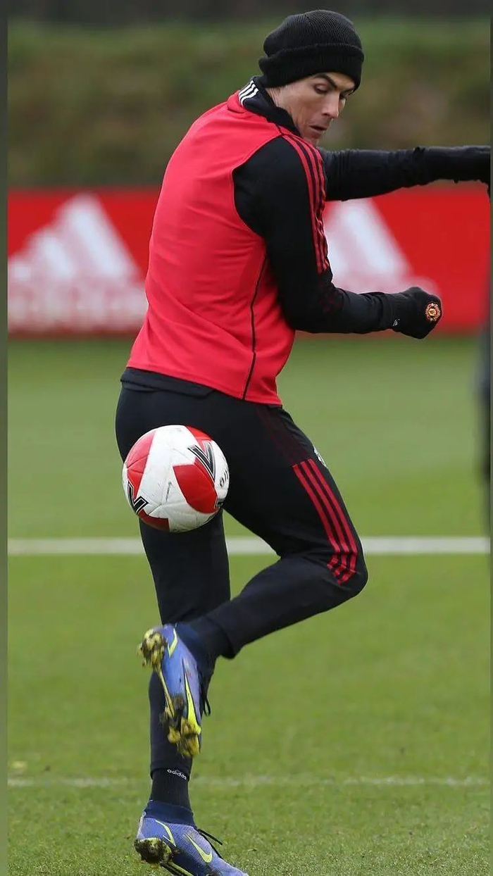 爱游戏APP-包含今夜罗马备战足总杯，更衣室发声细节曝光，压力陡增，轮换策略成焦点的词条