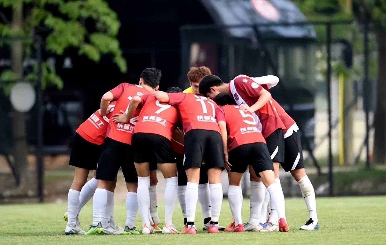 爱游戏网址-亚冠关键时刻走向成谜，巴塞罗那远射贴柱，引发热议，球队文化再被提及(亚冠比赛泰山球迷流泪日本球员瘫坐在地)